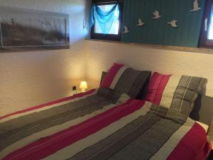 - une chambre avec un lit avec deux oreillers et une fenêtre dans l'établissement Appartment 40 in Tossens, à Tossens