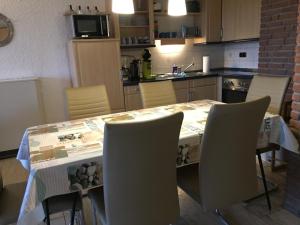 une cuisine avec une table et des chaises dans l'établissement Appartment 40 in Tossens, à Tossens