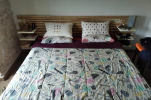 1 cama con edredón y 2 almohadas en Casa Rural en el Matarraña. en Lledó