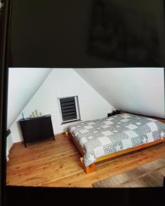 1 dormitorio con 1 cama en el ático en Ferienwohnung Schmenkel, en Angermünde