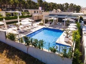 una vista sul tetto di una piscina con sedie e un resort di Poseidon Mobile Home Resort a Makarska