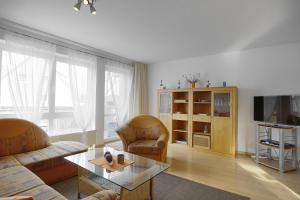 - un salon avec deux canapés et une table basse dans l'établissement Hausherr, Herbert FW 22, à Zingst
