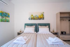 Postel nebo postele na pokoji v ubytování Serenity Luxe Suites