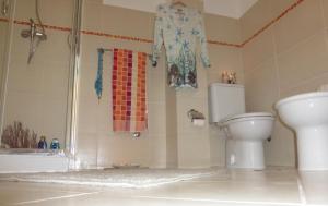 un baño con inodoro y ducha en EMPFEHLUNG der MEERJUNGFRAU, en Sal Rei 17 fotos más