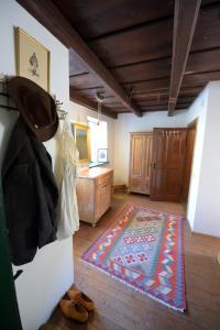 una sala de estar con una alfombra en la pared en Landhaus Nitsch, en Prinzendorf an der Zaya