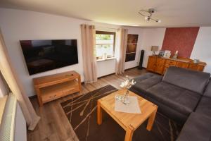 a living room with a couch and a table at Ferienwohnung Arnold in Stolpen