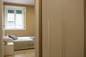 1 dormitorio con cama y ventana en Smart Flat Portello, en Milán