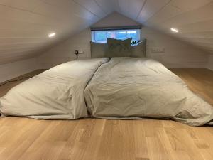 1 cama grande en una habitación pequeña en un ático en Mini Villa Stockholm Älvsjö S61 en Estocolmo