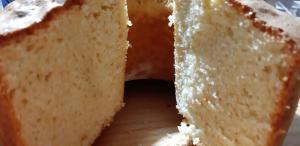 um close-up de um pedaço de bolo em um prato em Villa Martina em Vasto