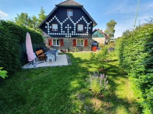 una casa con giardino con tavolo nel cortile di Eifel-Oase Monschau a Monschau