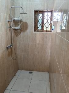 Bagno di ROYAL APARTMENT, 2 BEDROOMS, MASTER EN-SUITE, LARGE LIVING ROOM, HOT WATER, AIR CONDITION, WIFI, BALCONY, GARDEN, SEPARATE KITCHEN, LARGE COMPOUND, CHILDREN PLAY AREA, 20 MINUTES AIRPORT, GROUND FLOOR, 24 hr SECURITY, NORTH LEGON, ACCRA