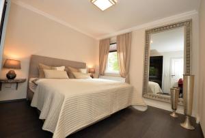 سرير أو أسرّة في غرفة في Business Apartments Bremen Typ 2
