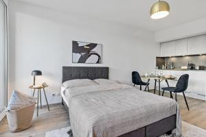 1 dormitorio con 1 cama, mesa y sillas en BRIGHT Augsburg-Altstadt, en Augsburg