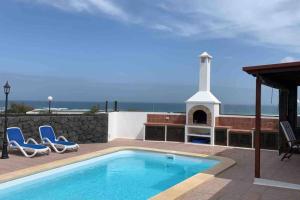 The swimming pool at or close to VILLA LÍA