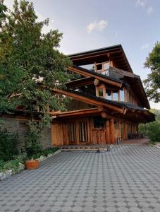 un edificio con un patio de piedra frente a él en Guest House Mala Prica, en Živinice