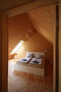 a bedroom with a bed in a attic at Loi Black in Loissin
