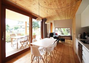 a kitchen and dining room with a table and chairs at Loi Black in Loissin