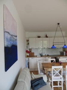 een woonkamer en een keuken met een bank en een tafel bij Dorothee V6W5 in Dierhagen