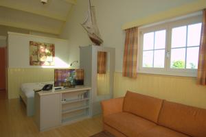a living room with a couch and a bed at Jachthaven Hotel Borger in Vinkeveen