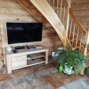 a living room with a flat screen tv in a cabin at Schwalli's Ferienhaus Am Wipperberg in Korbach