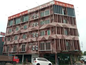 een hotelgebouw met auto's die ervoor geparkeerd staan bij Hotel Jelai @ Temerloh, Pahang in Temerloh