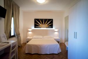 Un pat sau paturi într-o cameră la Hotel Astoria