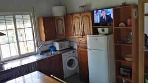 eine Küche mit Kühlschrank und Fernseher in der Unterkunft CAMBOTE Vivienda turìstica in Lugo