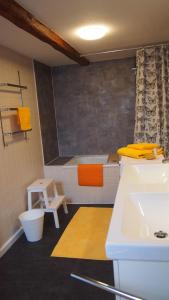 ein Badezimmer mit einer Badewanne, einem Waschbecken und einem WC in der Unterkunft Im Juchhe in Peiting