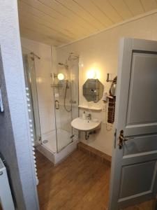 Een badkamer bij Eifel Quartier Pension und Gasthof "Em Gardestüffje"