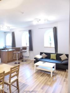 a living room with a couch and a table at Ferienwohnung Sonnenstrahl in Walsrode