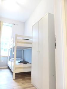 um quarto com um beliche e um armário branco em Ferienwohnung Sonnenstrahl em Walsrode