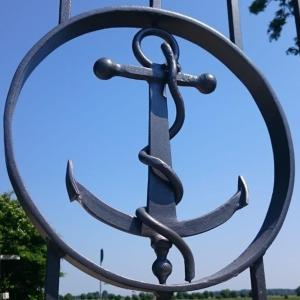 a large anchor sign hanging from a pole at Feriendomizil "Anker" H 2 in Trent