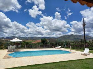 a swimming pool with a view of the mountains at Pousada Tia Tuquinha in Piumhi