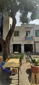 Tòa nhà nơi nhà khách tọa lạc