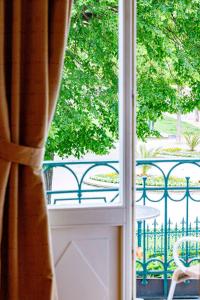 ventana con vistas a una mesa y sillas en Hotel Herzoghof, en Baden