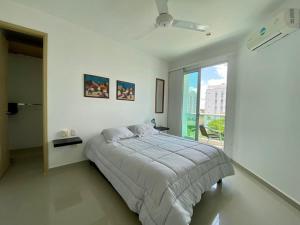 En eller flere senger på et rom på Hermoso Apartamento con Piscina 1 Habitacion AT55