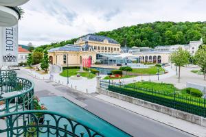 Nespecifikovaný výhled na hory nebo výhled na hory při pohledu z hotelu