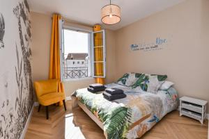 sypialnia z łóżkiem, krzesłem i oknem w obiekcie Superbe appartement pour 6 personnes à Disneyland w mieście Serris