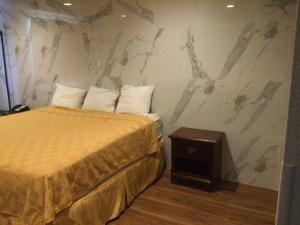 Llit o llits en una habitació de Americas Express Inn Rocky Mount