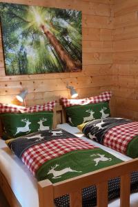 two beds in a log cabin with a wall at Urlaub mit Aussicht in Pfarrwerfen
