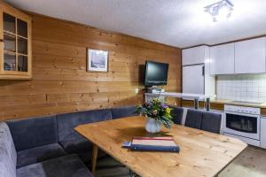 una cucina con parete in legno e tavolo in legno di Haus Ruepp a Silbertal