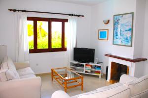 A television and/or entertainment centre at Villa Celia