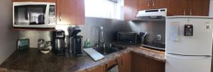 encimera de cocina con fregadero y microondas en le Loft Québec en Quebec