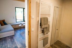 uma casa de banho com chuveiro e um sofá num quarto em Ferienwohnung 1 em Hoyerswerda