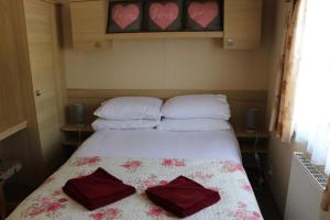 Giường trong phòng chung tại Palm 2 Park Home With Hot Tub