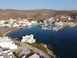 uma vista aérea de um porto com edifícios brancos em Aiolos Studios Κythnos em Kythnos