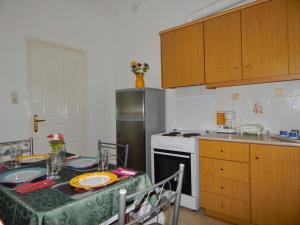 トリポリスにあるCozy apartment for 2-5 people-Center Tripoli 1のキッチン(テーブル、皿付)