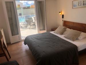 Un pat sau paturi într-o cameră la Hotel Le Bleu Marine