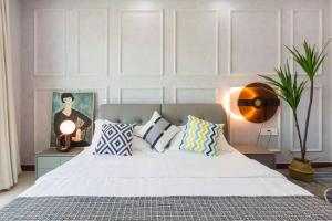 Ένα ή περισσότερα κρεβάτια σε δωμάτιο στο Sanya Wen Xin Hai Jing Apartement