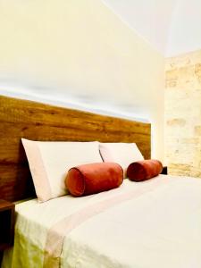 - une chambre avec un lit et 2 oreillers dans l'établissement Antiche Mura Apartments"Bianco di Puglia" cucina 1 camera da letto più divano letto, à Turi